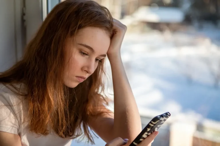 causas de adicción a redes sociales en adolescentes