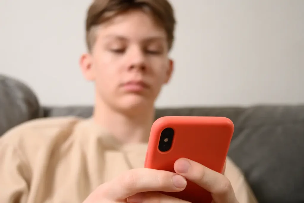 joven adicto a redes sociales consecuencias adiccion a las redes sociales