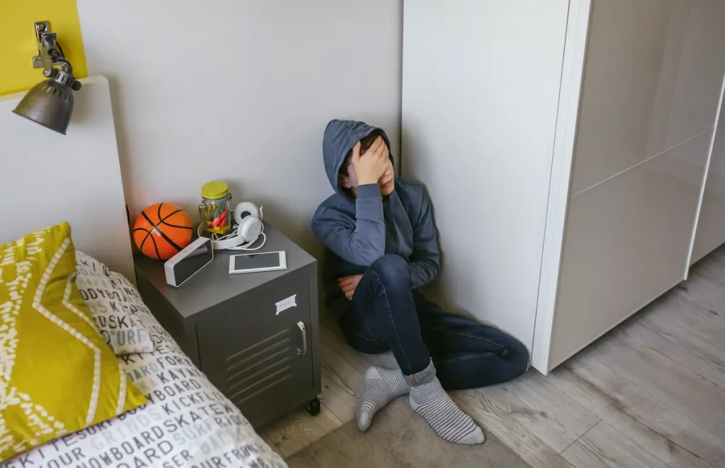 adolescente con depresion en su cuarto como ayudar a mi hijo con depresión