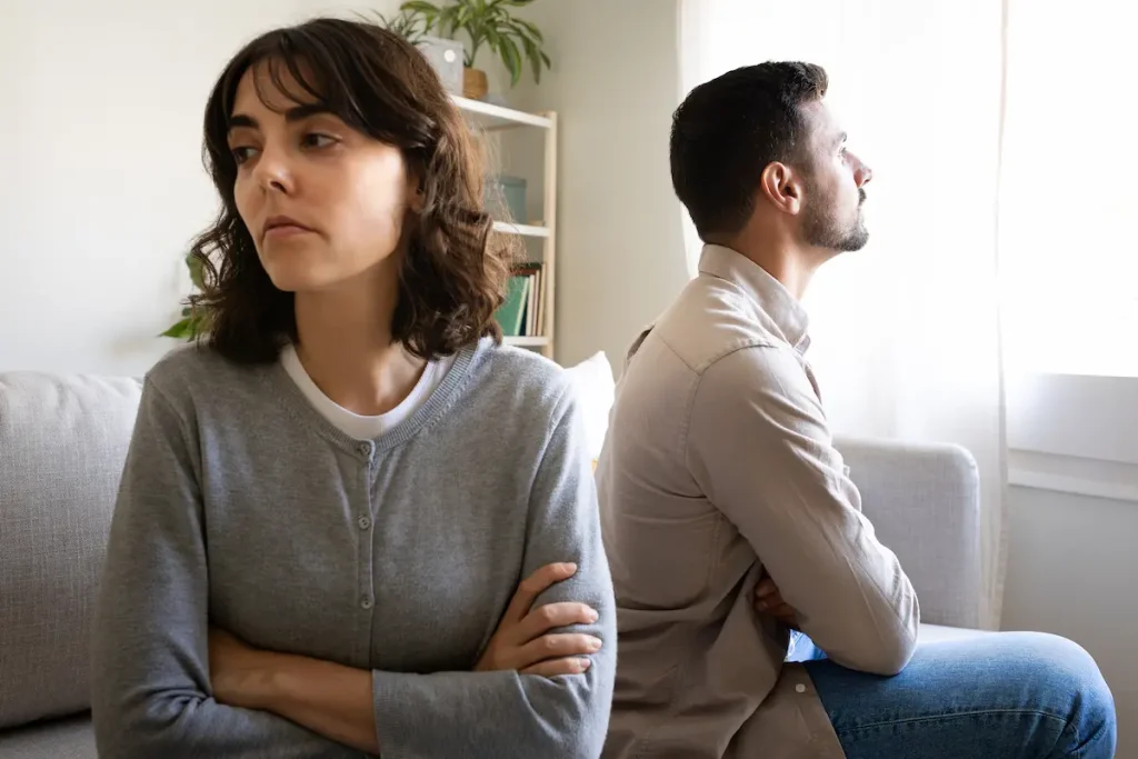 novios ignorandose en el sofa que es no tener responsabilidad afectiva