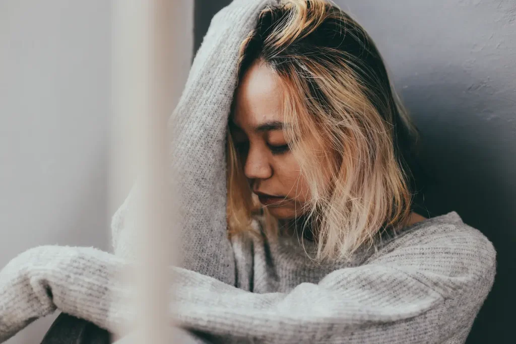 mujer pasando por ataque de ansiedad que hacer cuando te da un ataque de ansiedad